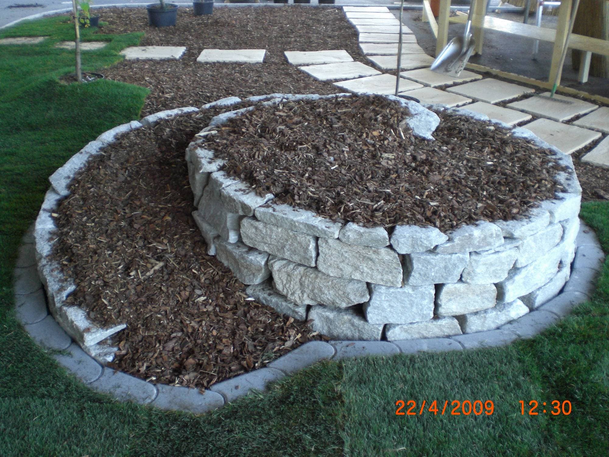 Steinmauer -  Abwechslung im Garten