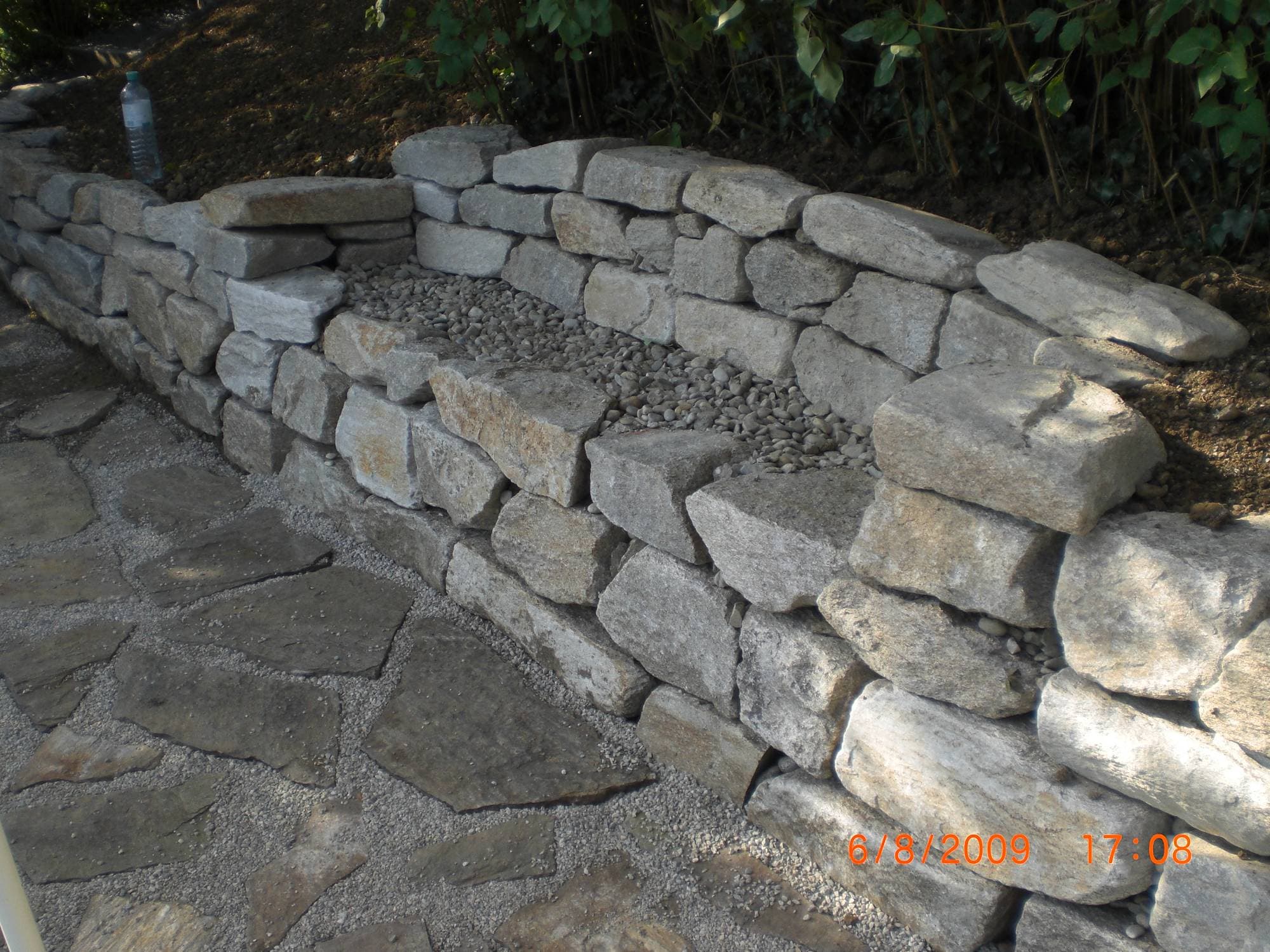 Steinmauer -  Abwechslung im Garten